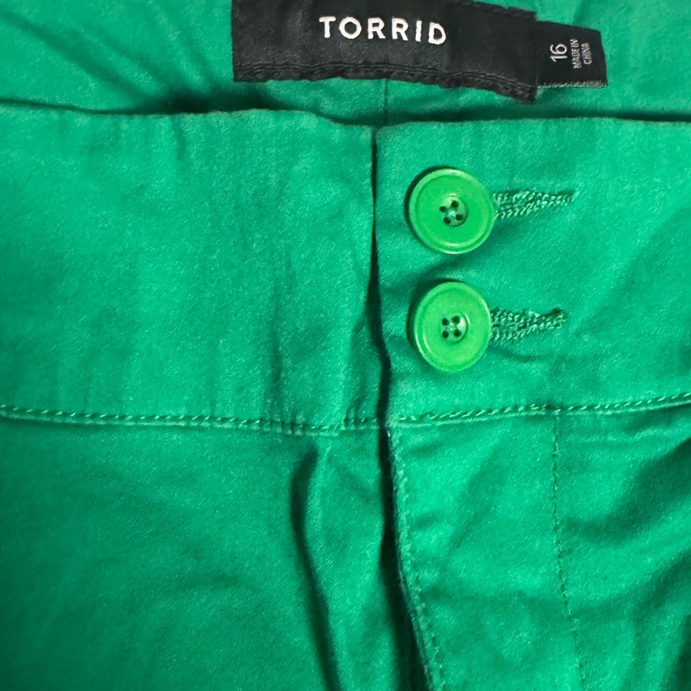Torrid Kelly Green Stretch Shorts with Cuffed Hem, pockets and belt loops - Picture 3 of 7